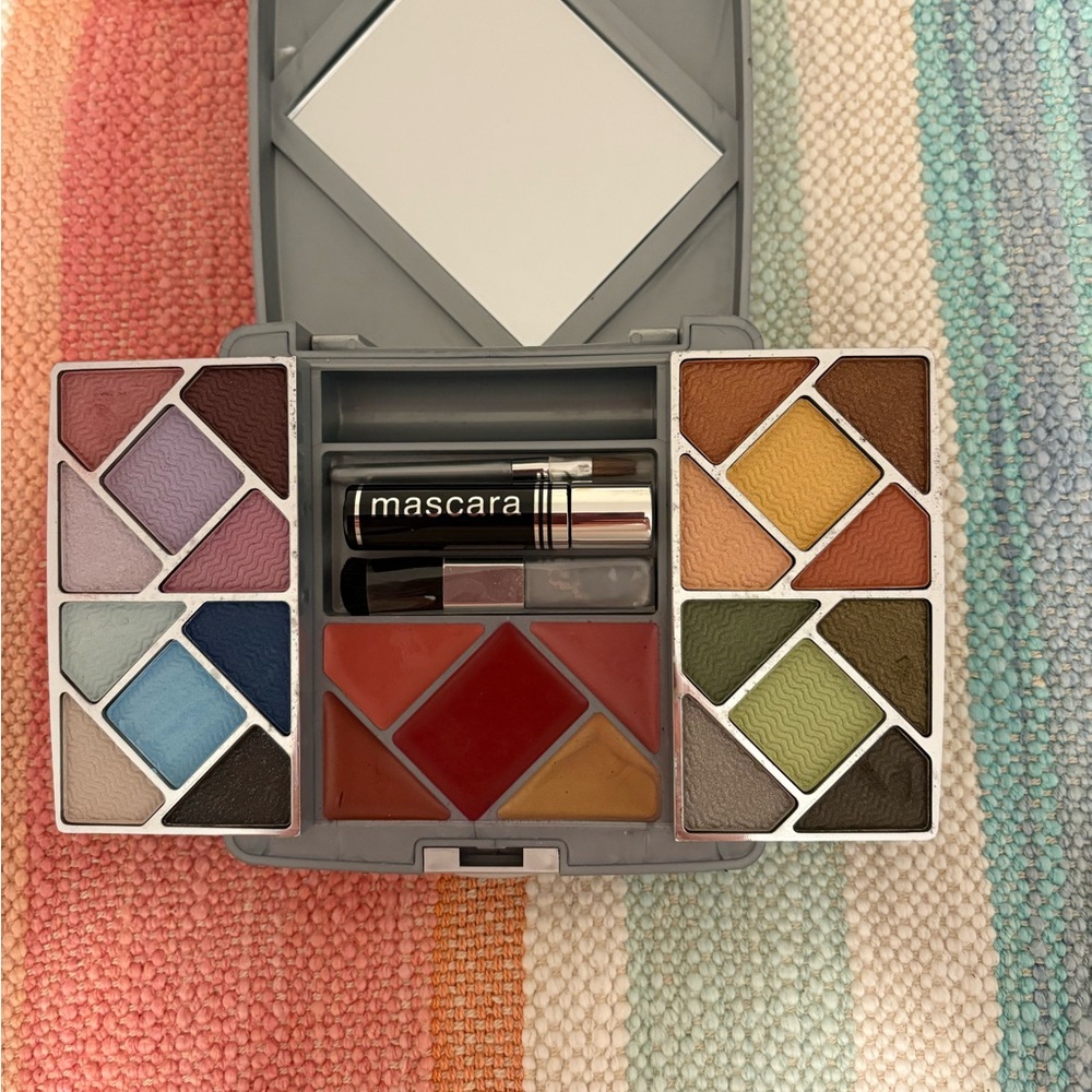 Careline Eyeshadow Palette with Mascara NEW
